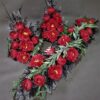 kwiaty na cmentarz kompozycje/czerwone stroiki na cmentarz