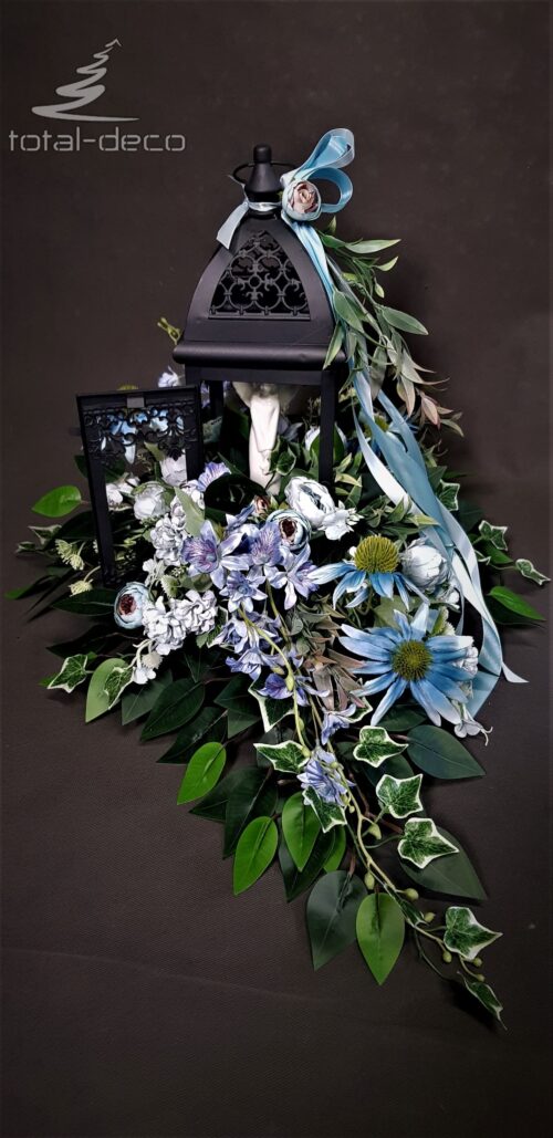 nowoczesny stroik z niebieskich kwiatów sztucznych