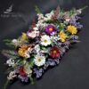 subtelny stroik na cmentarz z kolorowych kwiatów