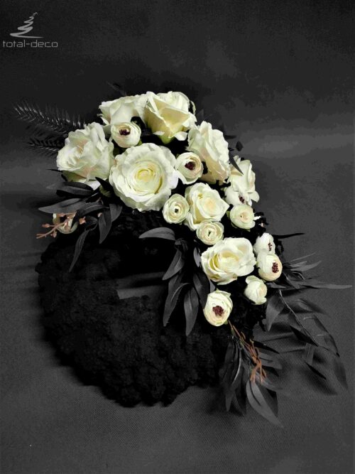 czarno biały wianek na pomnik z białymi różami