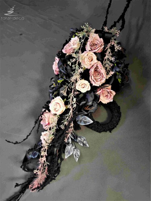 oryginalna wiązanka na grób czarnoróżowa