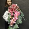 elegancki wianek na grób z magnoliami i zielonymi liśćmi