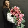 wianek cmentarny z magnoliami i białymi dodatkami
