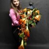 artystyczny stroik nagrobny z lampionem i jesiennymi akcentami