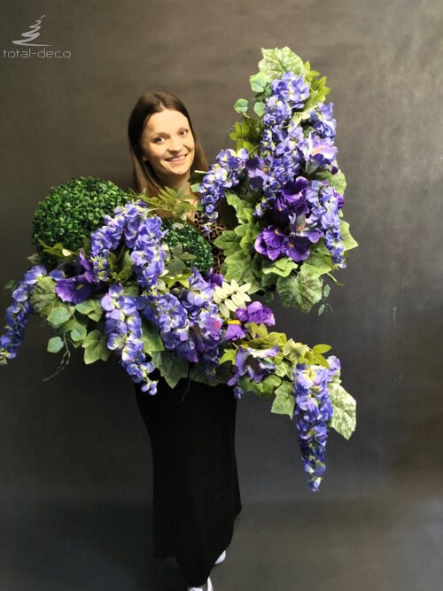 Zestaw stroików nagrobnych "Kaskada Wisterii" z fioletową wisterią i bukszpanowymi kulami na brzozowej polanie. Stylowa dekoracja na cmentarz.