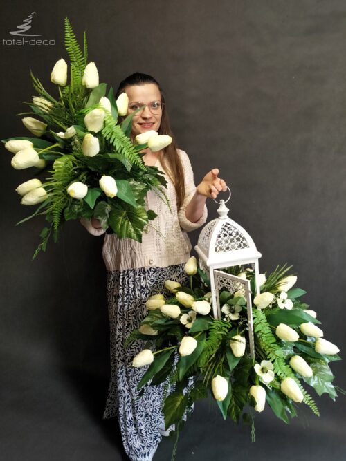 Dodaj nagrobkowi elegancji z zestawem "Tulipanowy Spokój". Białe tulipany, zieleń i stylowa latarnia tworzą wyjątkową, harmonijną kompozycję.