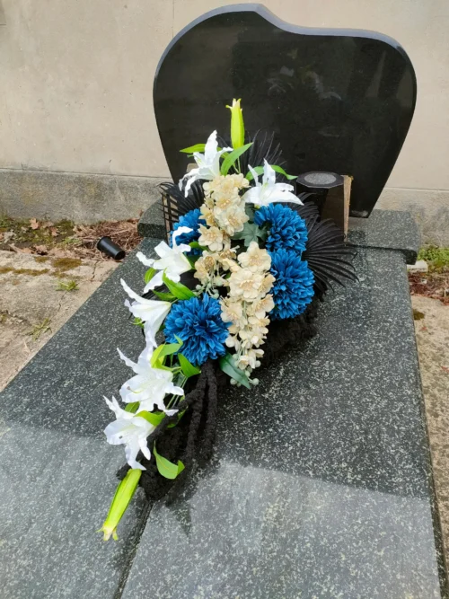 elegancka dekoracja cmentarna z bieli i błękitu