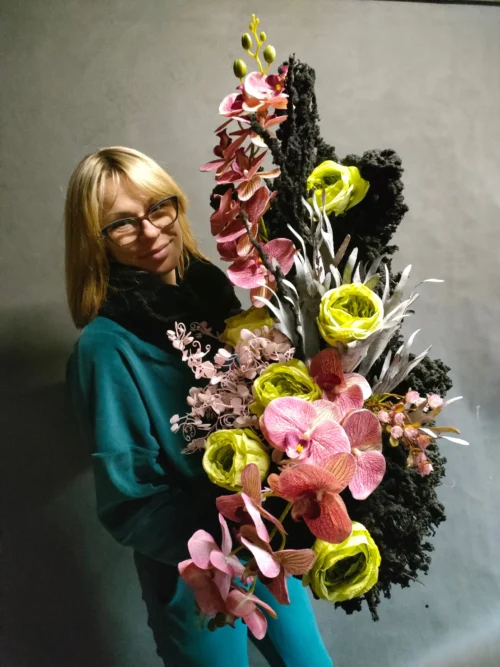 kompozycja nagrobna z orchideami i różowymi dodatkami