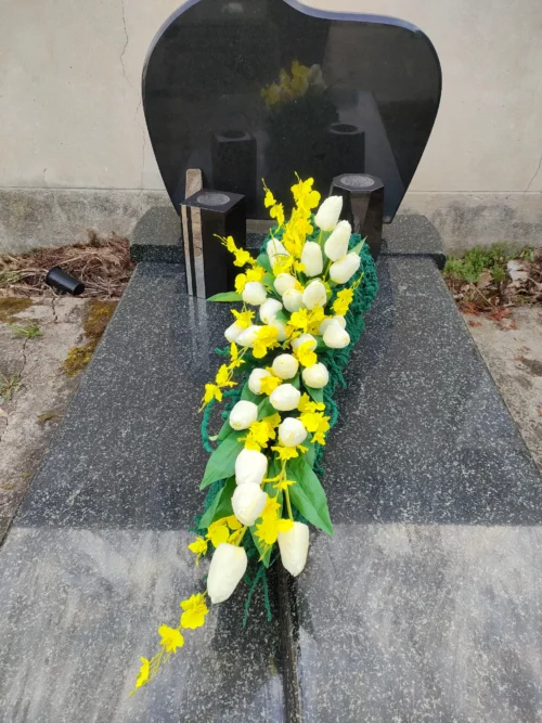 dekoracja cmentarna z kremowymi tulipanami
