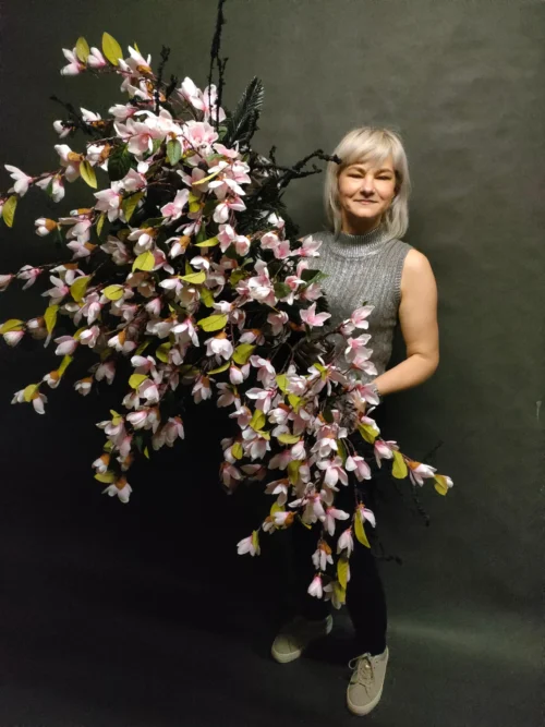 asymetryczna kompozycja z magnoliami