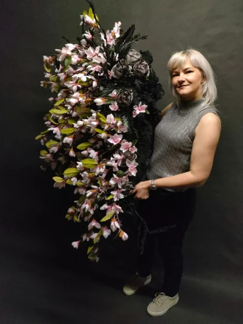 kompozycja nagrobna z różowymi magnoliami