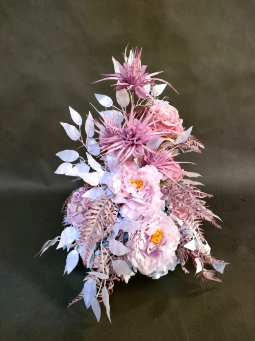 dekoracja nagrobna pudrowe peonie i róże