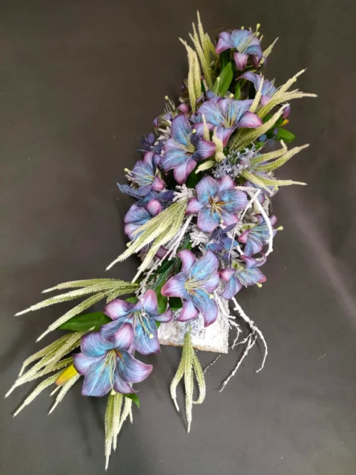 stroik nagrobny z niebieskimi liliami i jasnymi trawami