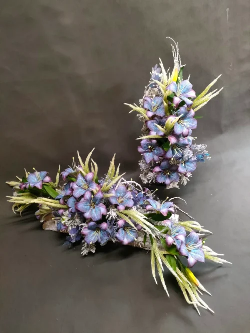 zestaw na grób z niebieskimi liliami i trawami