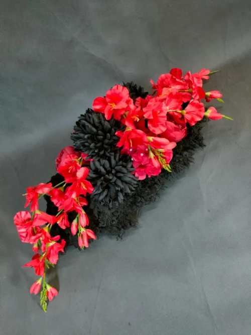 stroik na cmentarz z gladiolami i peoniami