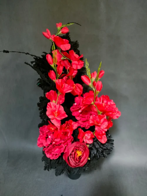 bukiet cmentarny z gladiolami i hortensjami
