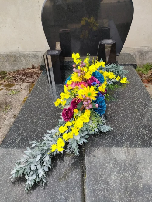 dekoracja cmentarna z żółtymi pantofelkami i czosnkami