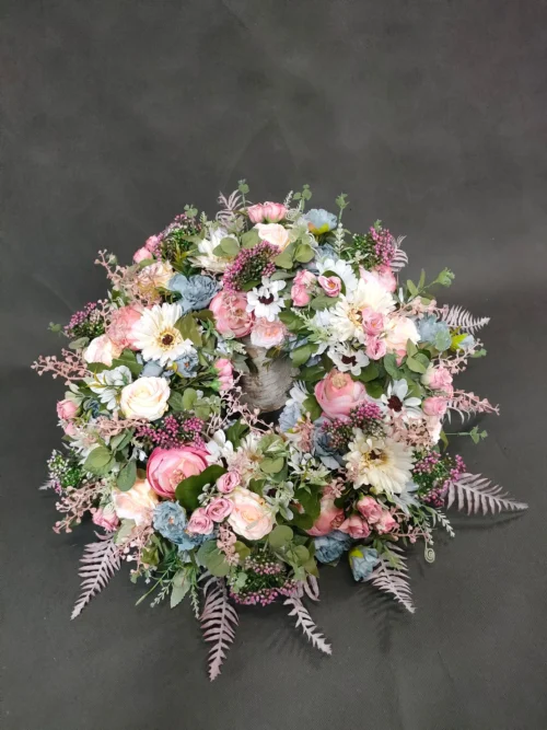 wianek shabby chic z różami i paprocią